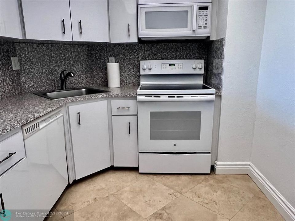 For Sale: $385,000 (1 beds, 1 baths, 825 Square Feet)