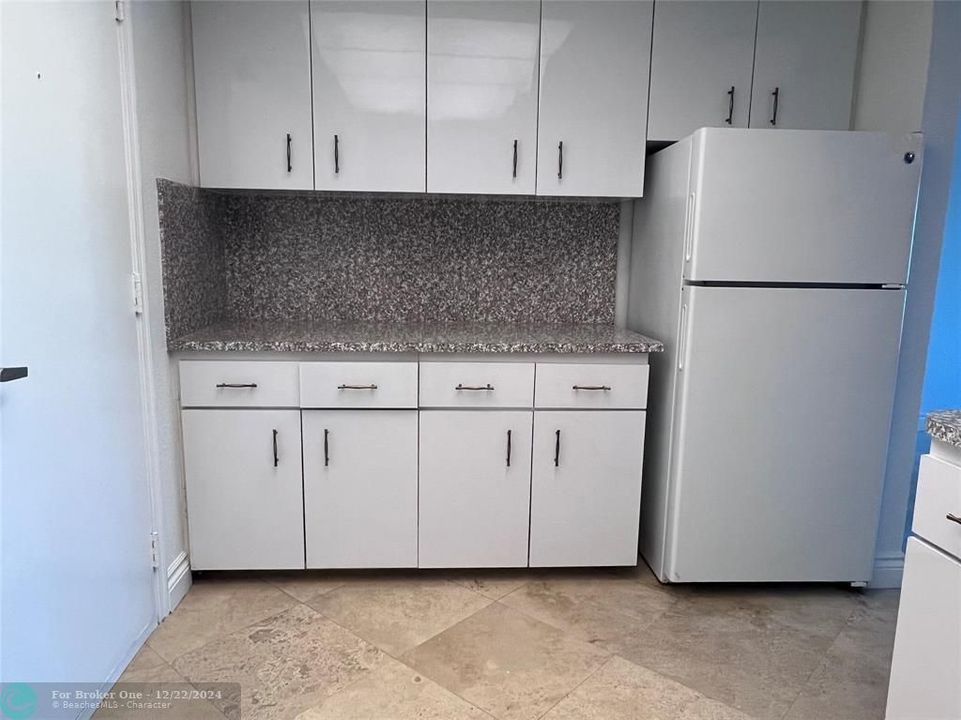 For Sale: $385,000 (1 beds, 1 baths, 825 Square Feet)