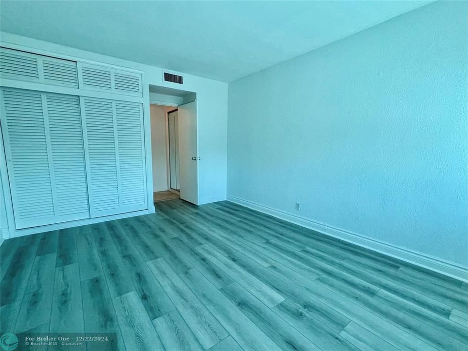 For Sale: $385,000 (1 beds, 1 baths, 825 Square Feet)