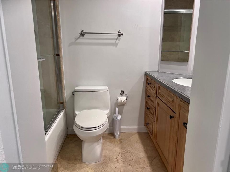 For Sale: $385,000 (1 beds, 1 baths, 825 Square Feet)