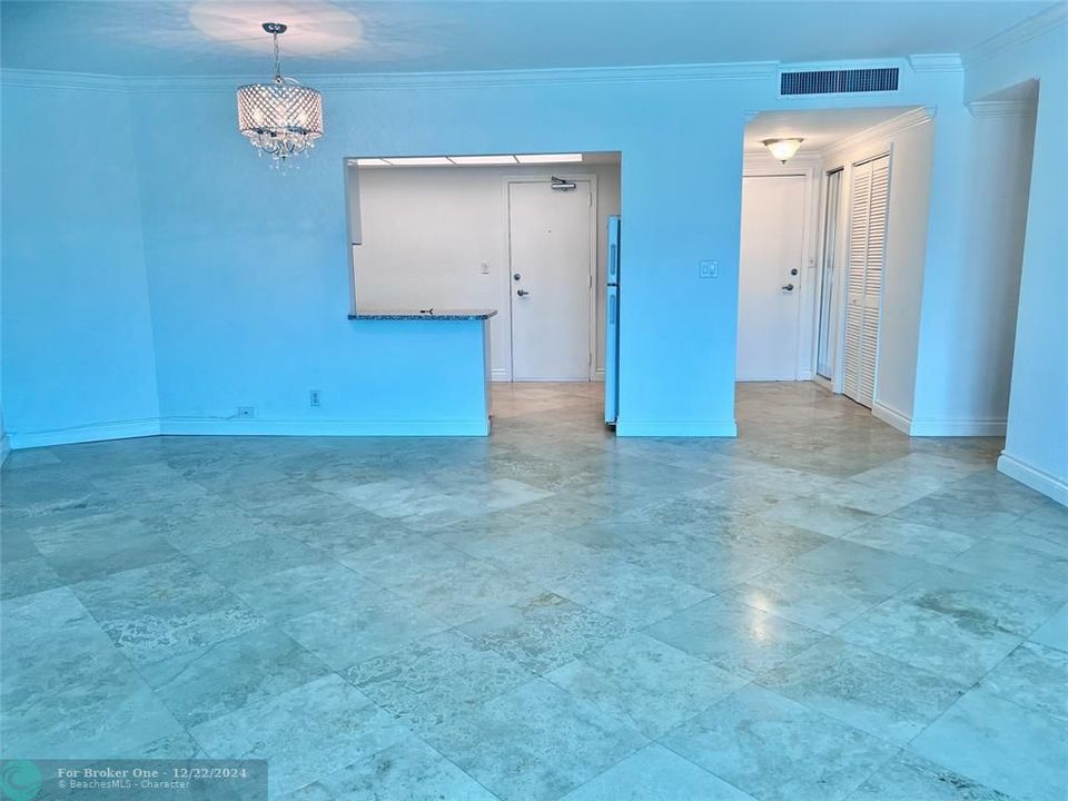 For Sale: $385,000 (1 beds, 1 baths, 825 Square Feet)