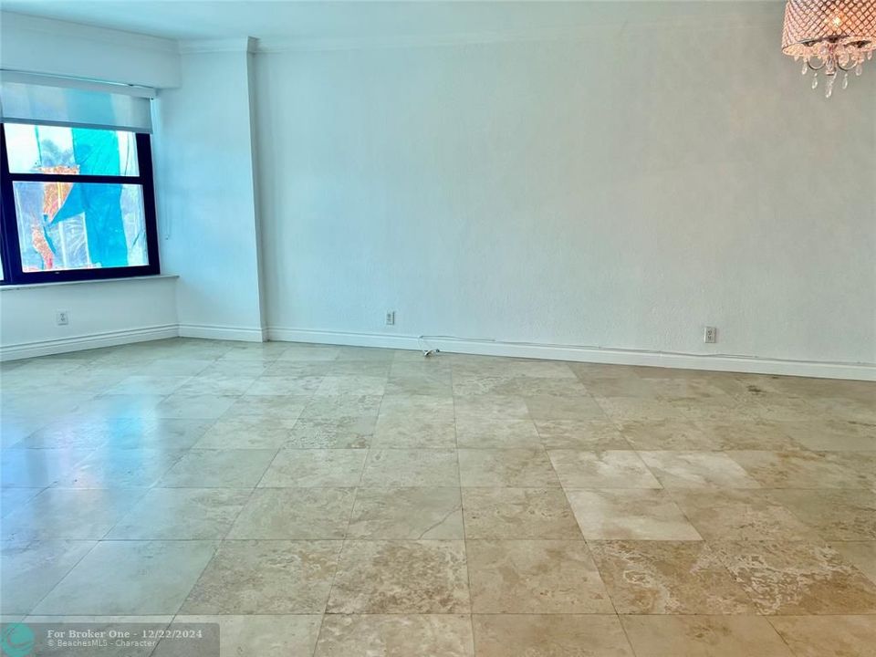 For Sale: $385,000 (1 beds, 1 baths, 825 Square Feet)