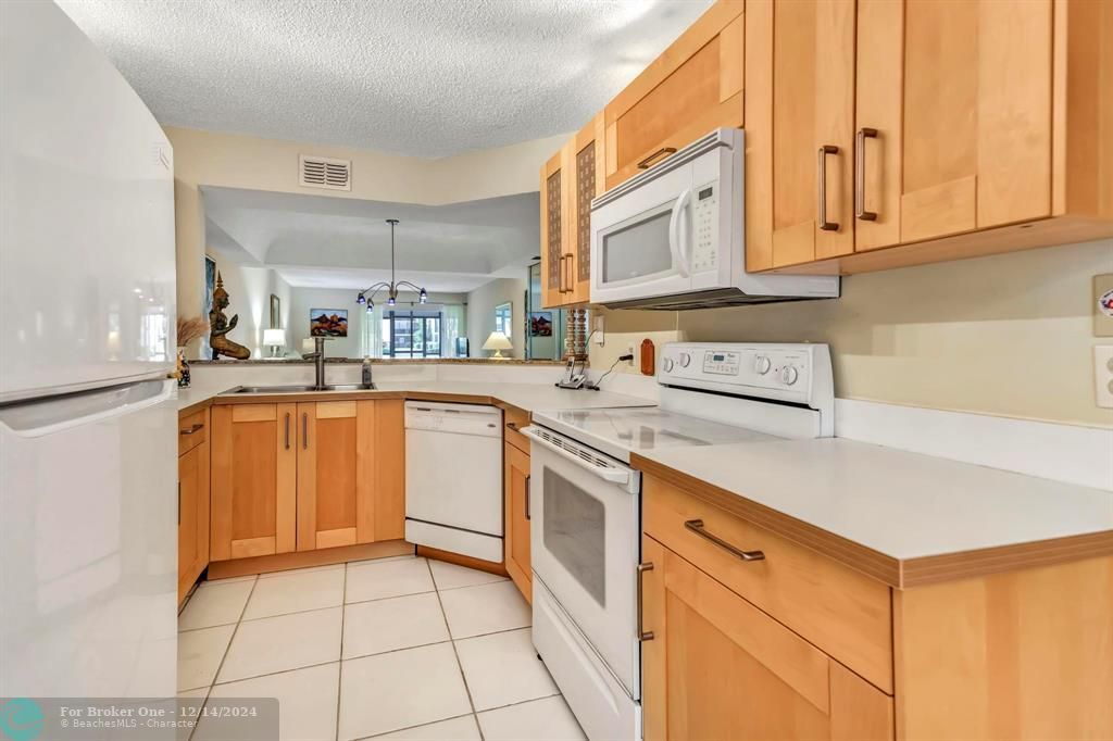 For Sale: $239,900 (2 beds, 2 baths, 1200 Square Feet)