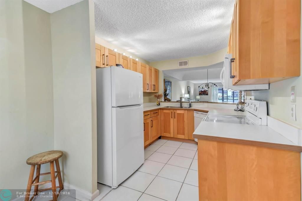 For Sale: $239,900 (2 beds, 2 baths, 1200 Square Feet)