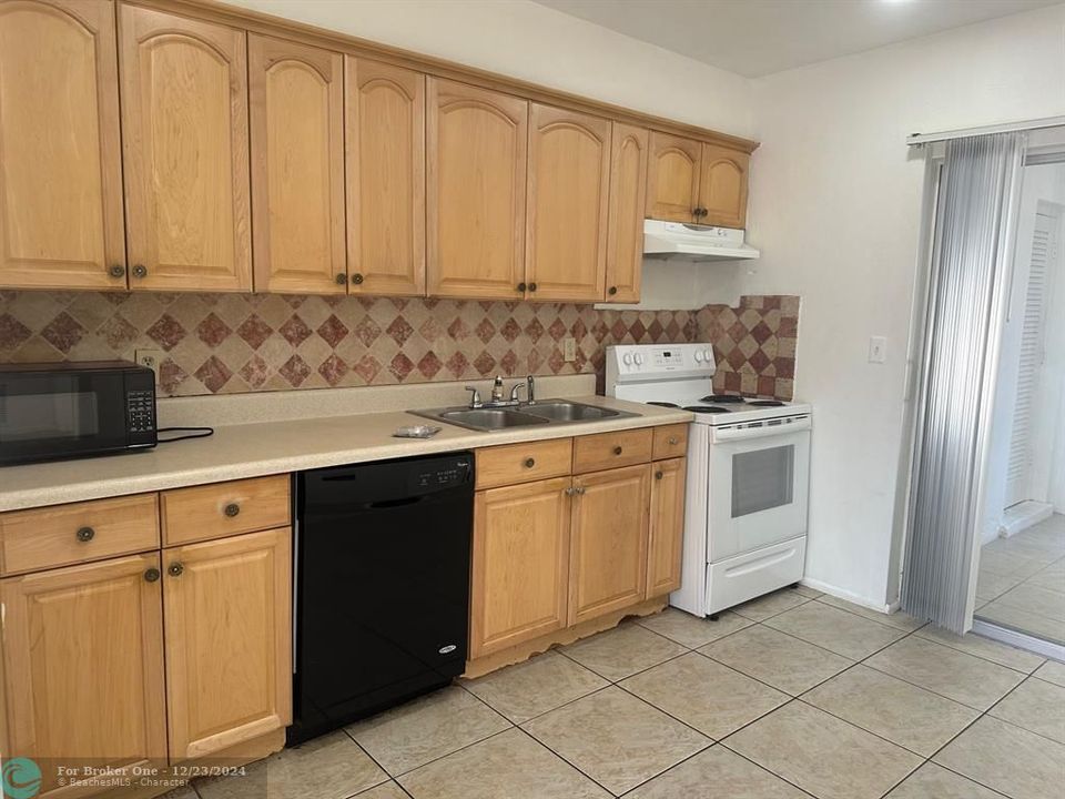 For Rent: $2,300 (2 beds, 1 baths, 917 Square Feet)