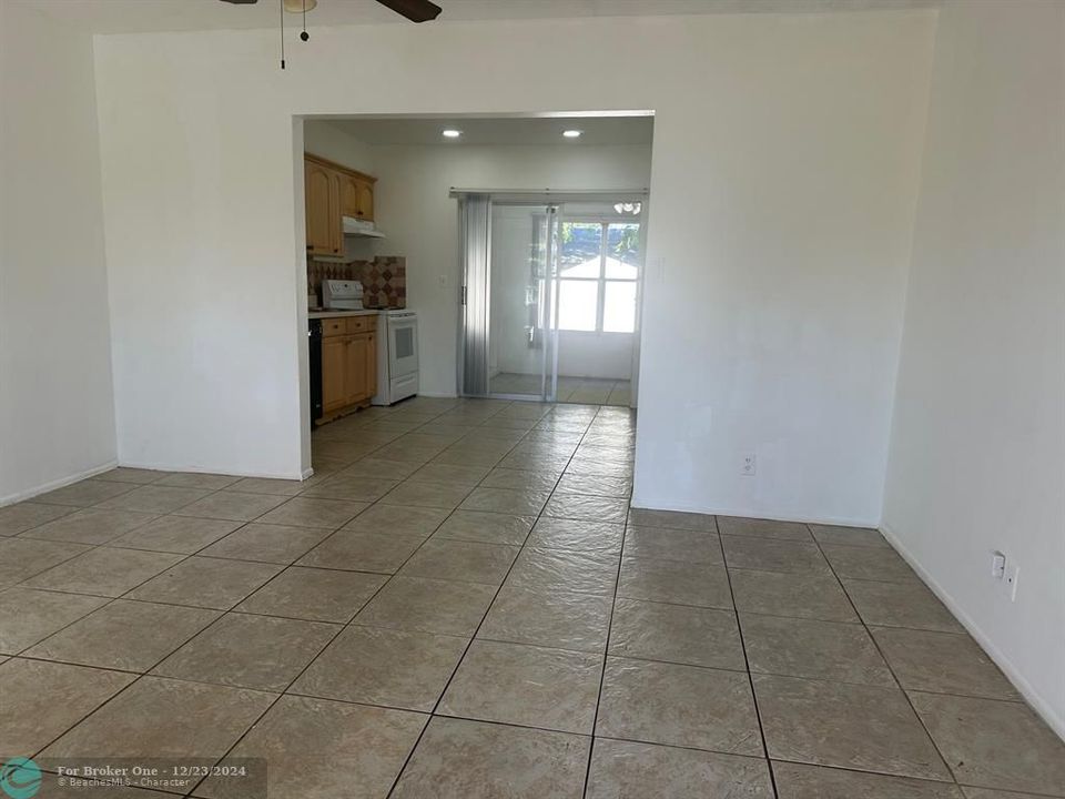 For Rent: $2,300 (2 beds, 1 baths, 917 Square Feet)