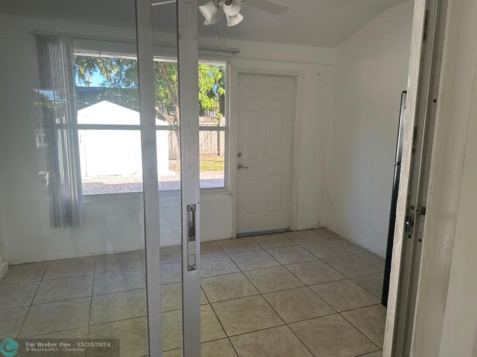 For Rent: $2,300 (2 beds, 1 baths, 917 Square Feet)