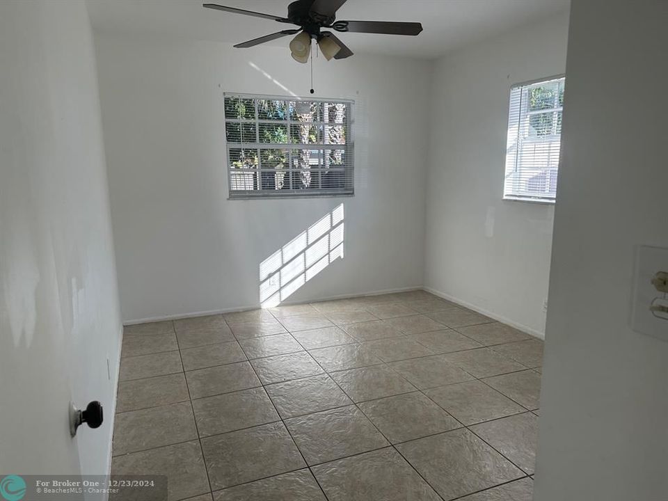 For Rent: $2,300 (2 beds, 1 baths, 917 Square Feet)