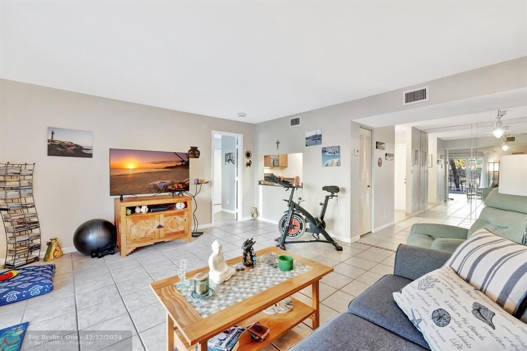 For Sale: $345,000 (2 beds, 2 baths, 1145 Square Feet)