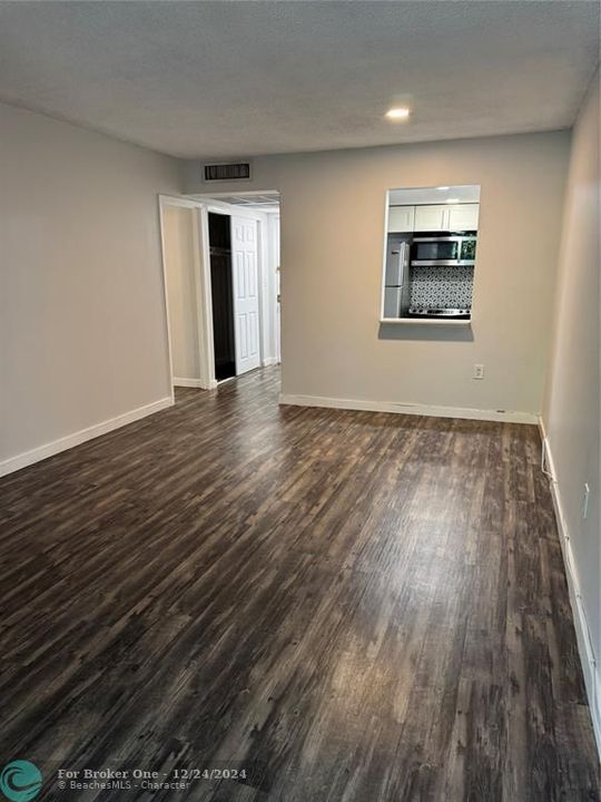 Active With Contract: $1,850 (1 beds, 1 baths, 536 Square Feet)