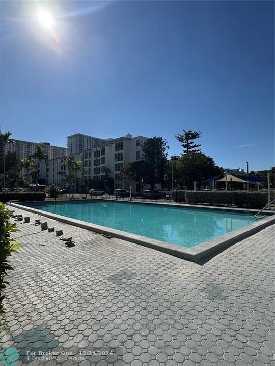 Active With Contract: $1,850 (1 beds, 1 baths, 536 Square Feet)