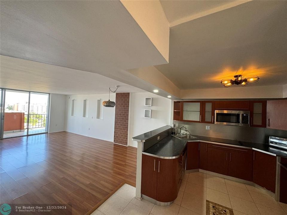 For Sale: $259,000 (1 beds, 1 baths, 887 Square Feet)