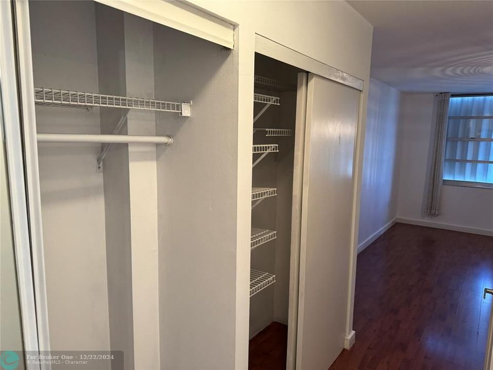 For Sale: $259,000 (1 beds, 1 baths, 887 Square Feet)