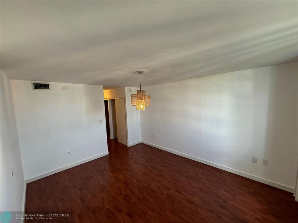 For Sale: $259,000 (1 beds, 1 baths, 887 Square Feet)