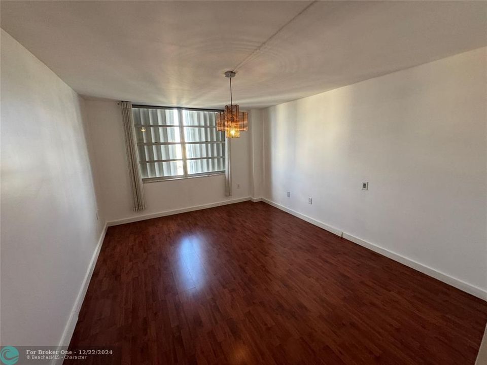 For Sale: $259,000 (1 beds, 1 baths, 887 Square Feet)