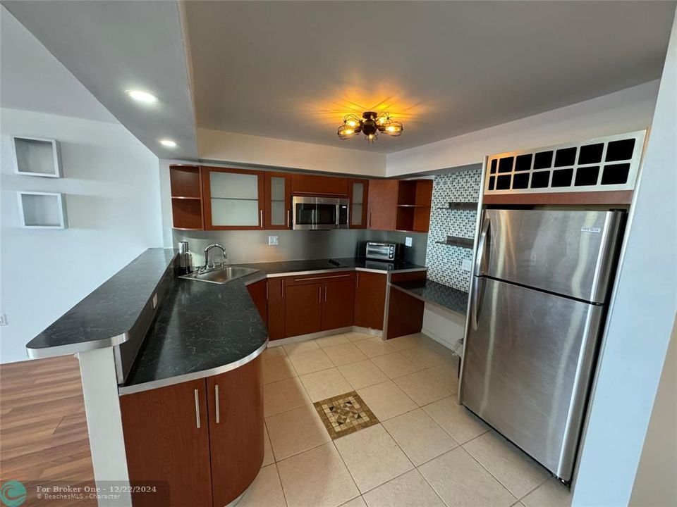 For Sale: $259,000 (1 beds, 1 baths, 887 Square Feet)