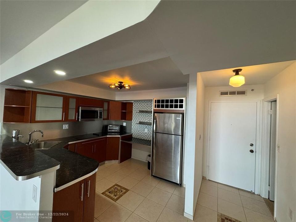 For Sale: $259,000 (1 beds, 1 baths, 887 Square Feet)