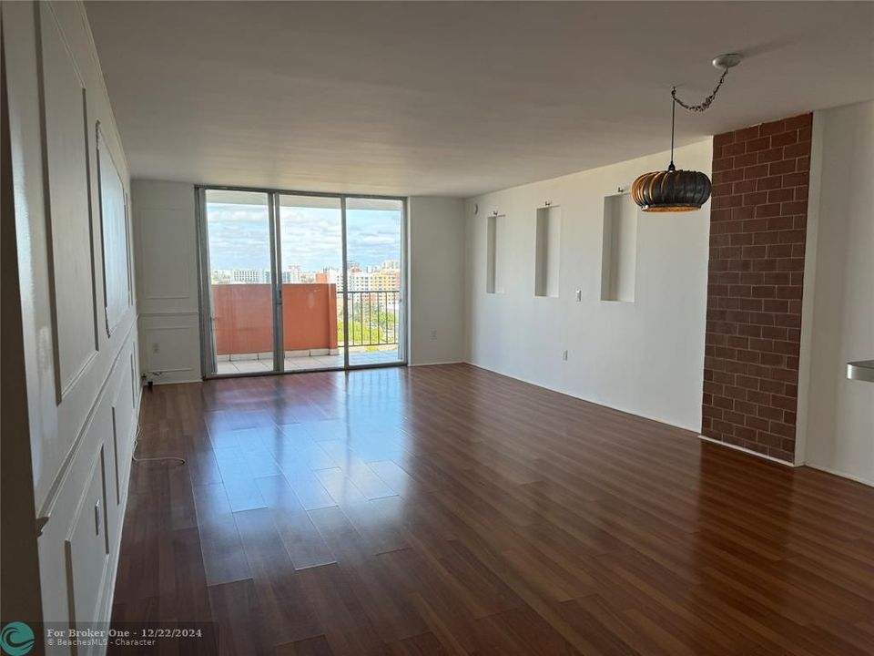 For Sale: $259,000 (1 beds, 1 baths, 887 Square Feet)