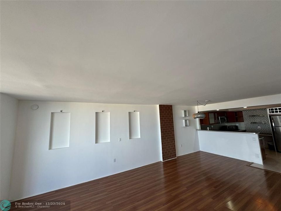 For Sale: $259,000 (1 beds, 1 baths, 887 Square Feet)