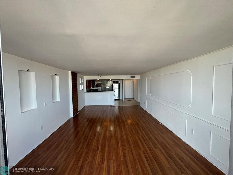 For Sale: $259,000 (1 beds, 1 baths, 887 Square Feet)