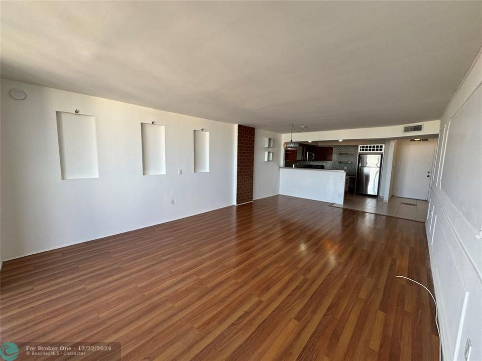 For Sale: $259,000 (1 beds, 1 baths, 887 Square Feet)