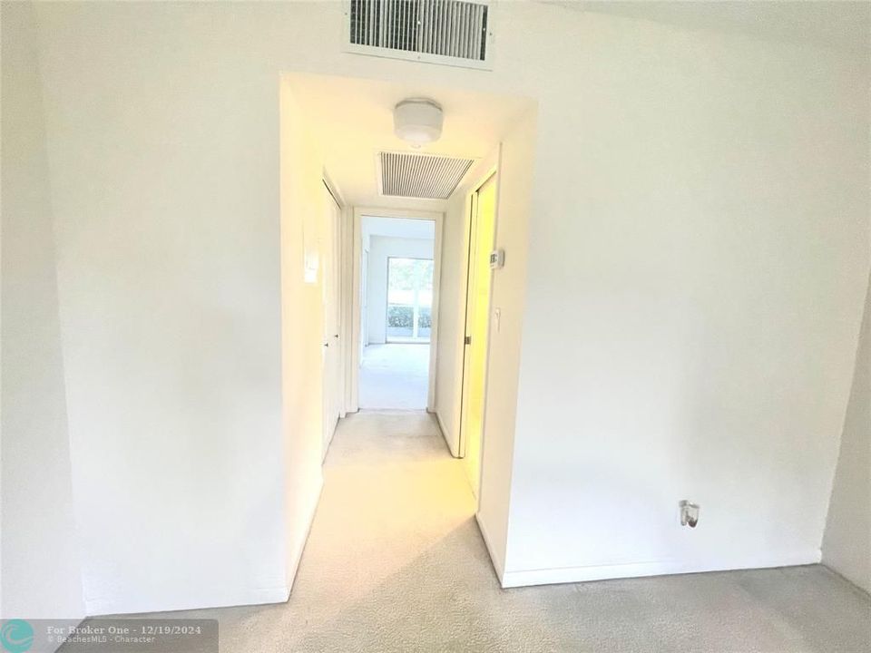 For Sale: $114,000 (1 beds, 1 baths, 837 Square Feet)