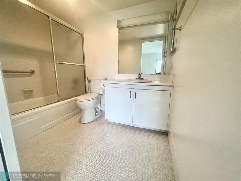 For Sale: $114,000 (1 beds, 1 baths, 837 Square Feet)