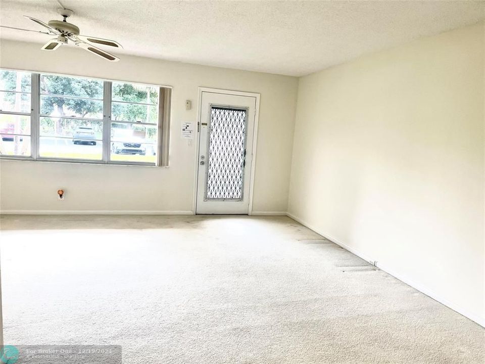 For Sale: $114,000 (1 beds, 1 baths, 837 Square Feet)