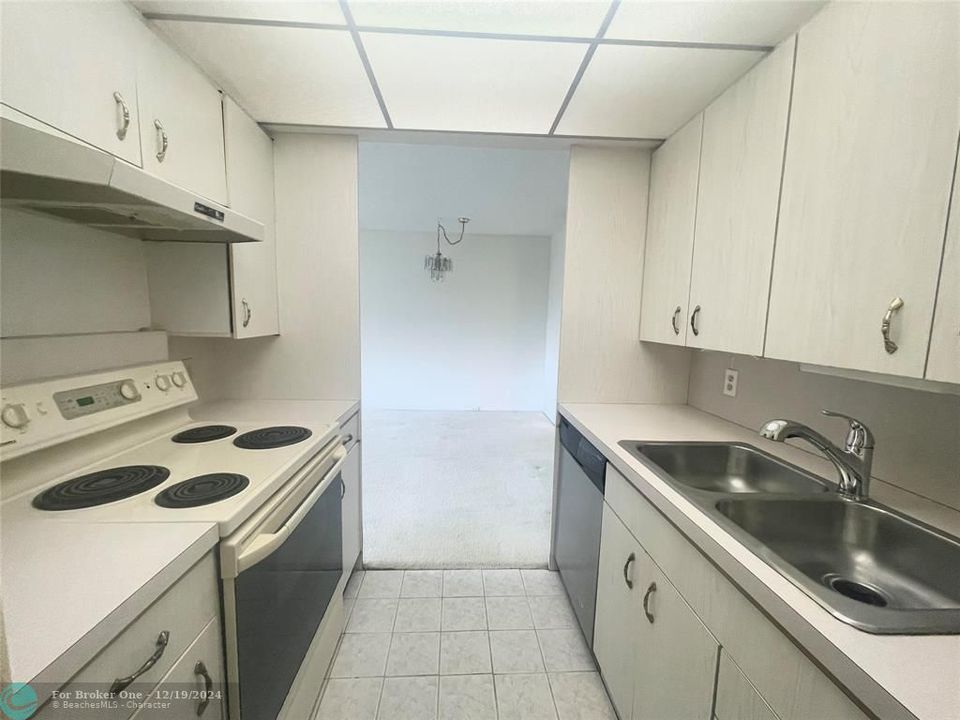 For Sale: $114,000 (1 beds, 1 baths, 837 Square Feet)