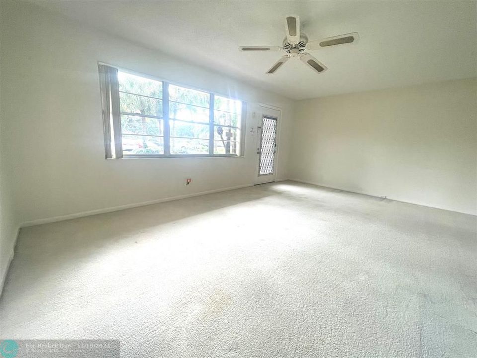 For Sale: $114,000 (1 beds, 1 baths, 837 Square Feet)