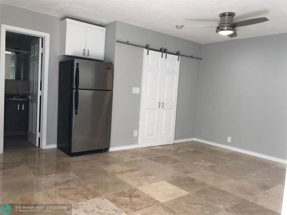 Active With Contract: $1,195 (0 beds, 1 baths, 264 Square Feet)