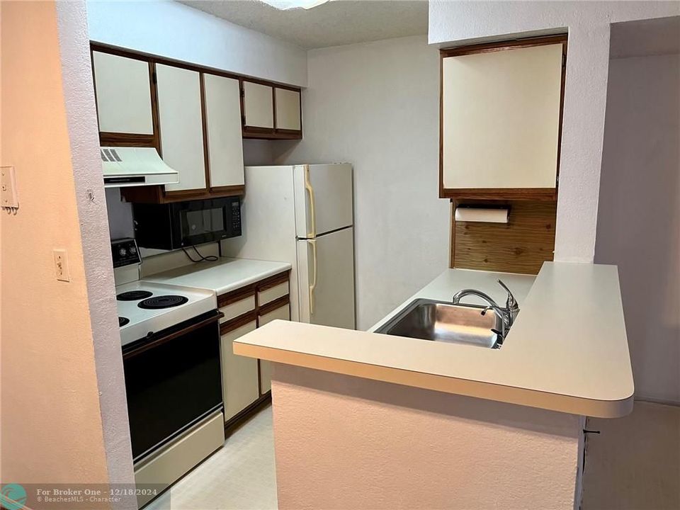 For Rent: $1,950 (2 beds, 2 baths, 974 Square Feet)