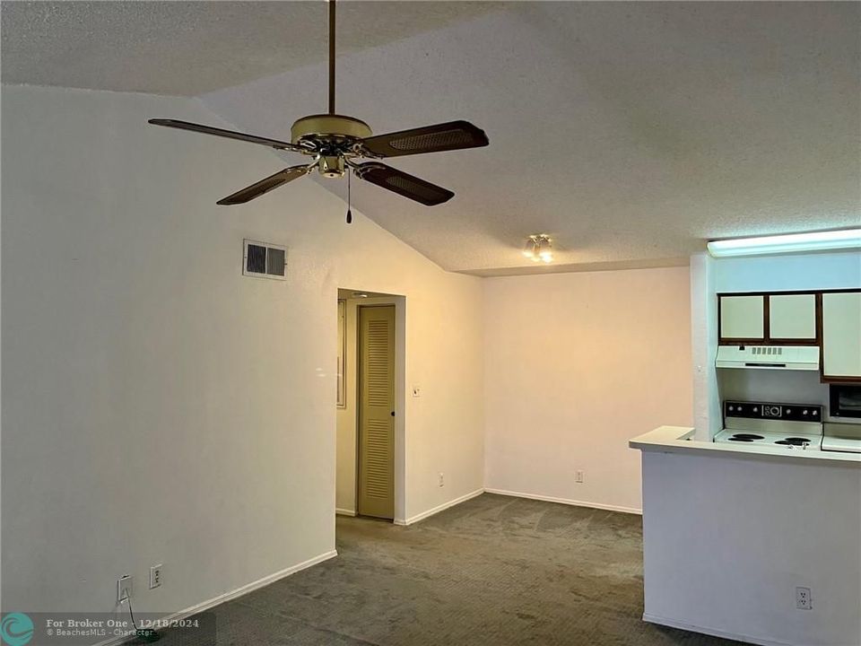 For Rent: $1,950 (2 beds, 2 baths, 974 Square Feet)