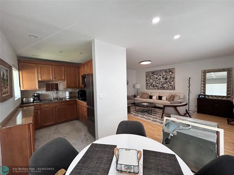 For Sale: $179,900 (2 beds, 2 baths, 894 Square Feet)