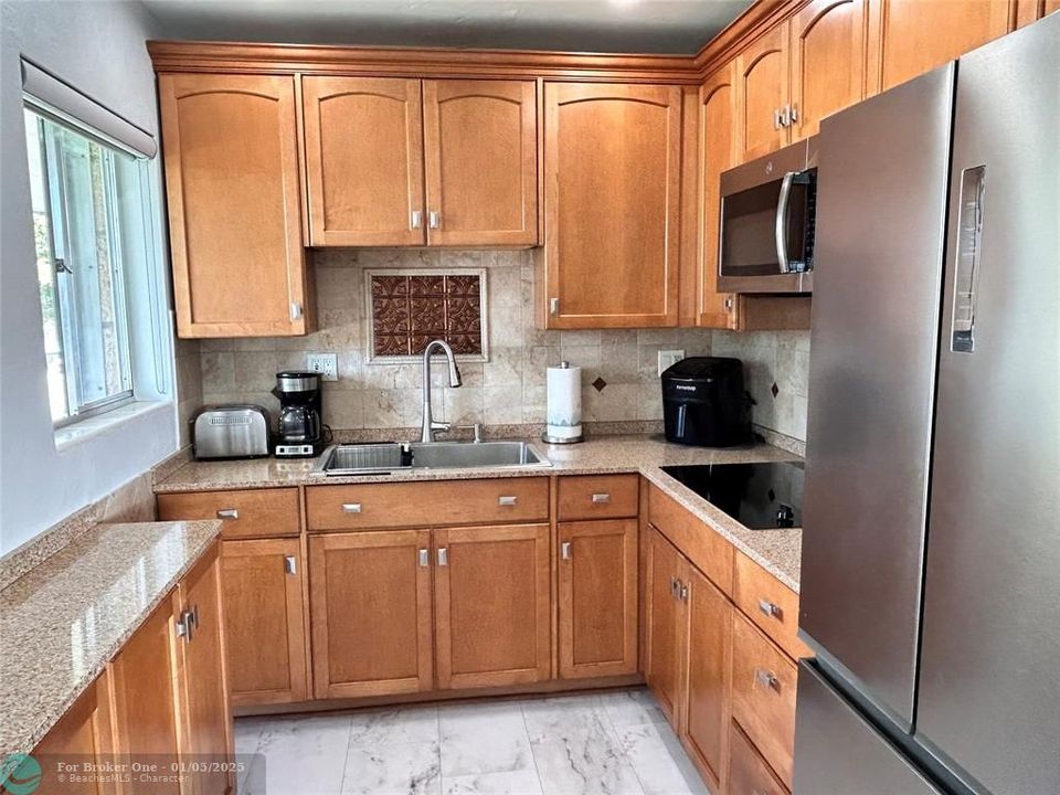 For Sale: $179,900 (2 beds, 2 baths, 894 Square Feet)