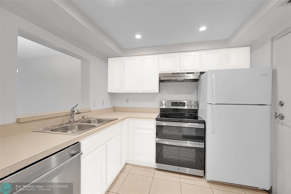 For Sale: $214,999 (2 beds, 2 baths, 960 Square Feet)