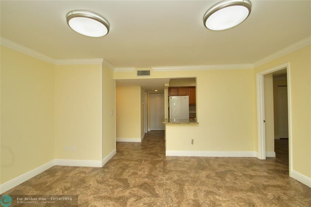 For Rent: $2,000 (2 beds, 1 baths, 820 Square Feet)