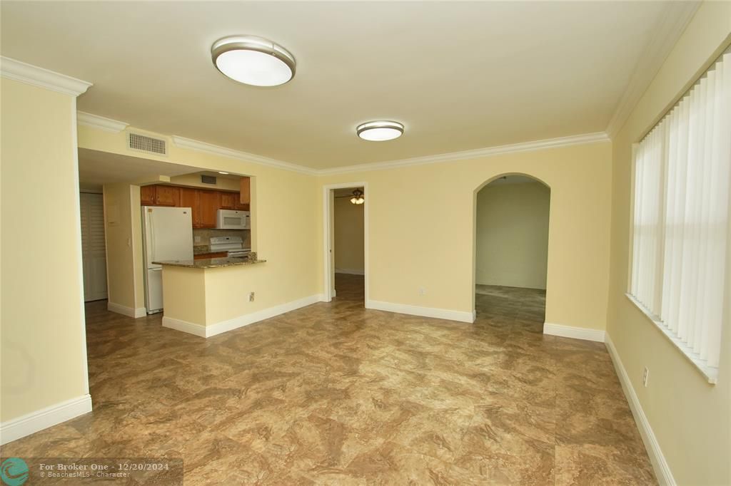 For Rent: $2,000 (2 beds, 1 baths, 820 Square Feet)