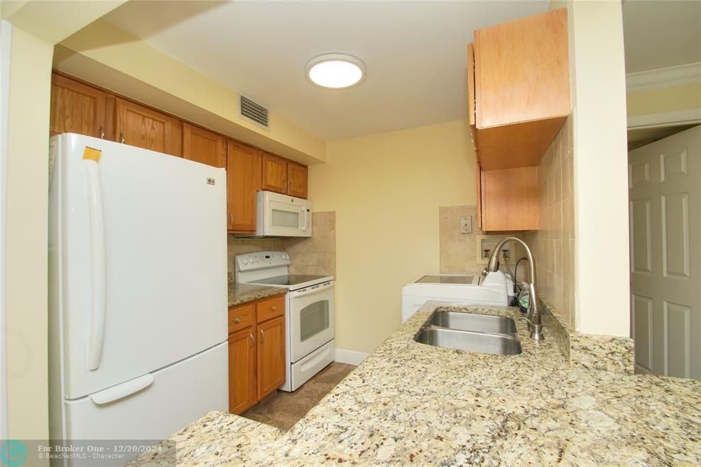 For Rent: $2,000 (2 beds, 1 baths, 820 Square Feet)