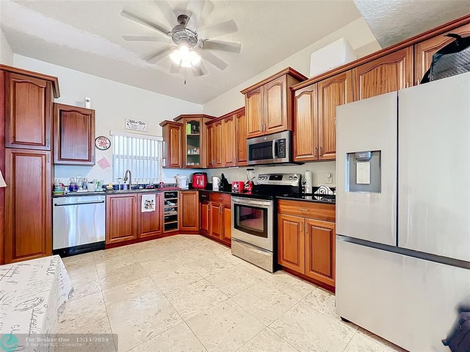 For Sale: $300,000 (3 beds, 2 baths, 1552 Square Feet)