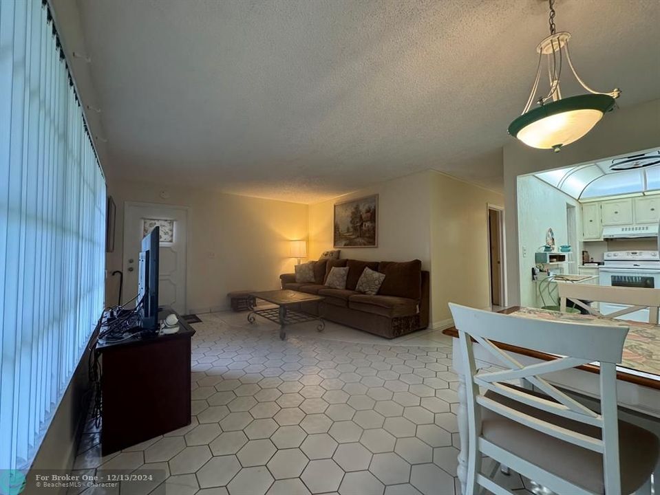 For Sale: $200,000 (1 beds, 2 baths, 1046 Square Feet)