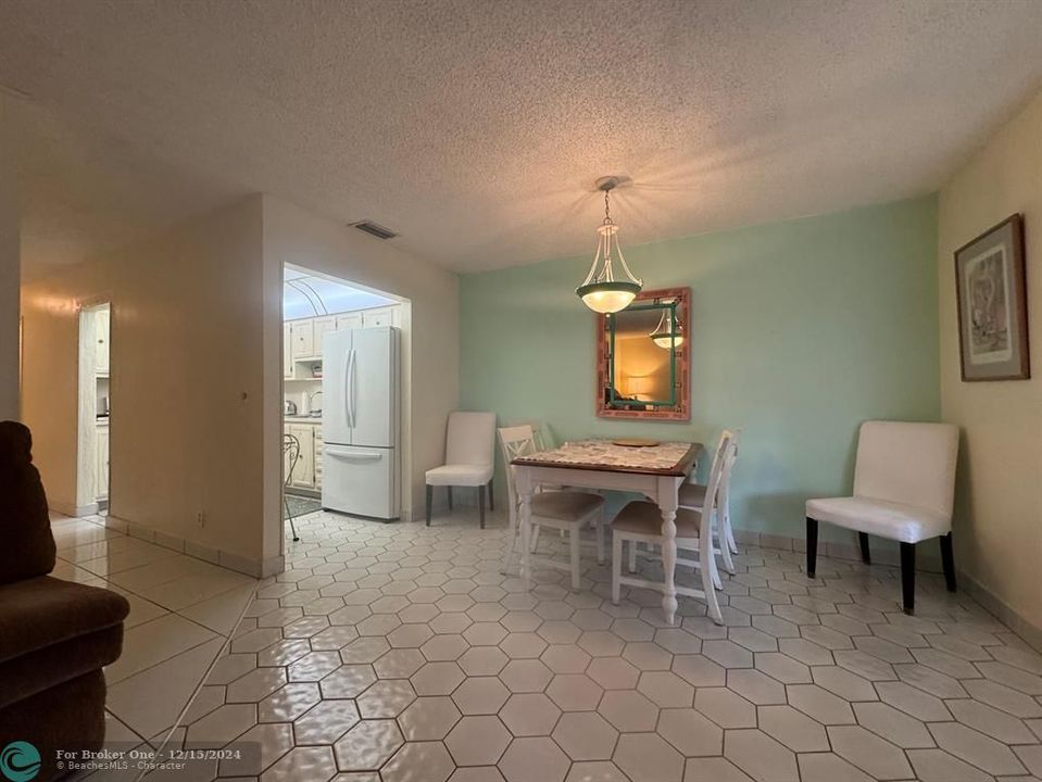 For Sale: $200,000 (1 beds, 2 baths, 1046 Square Feet)