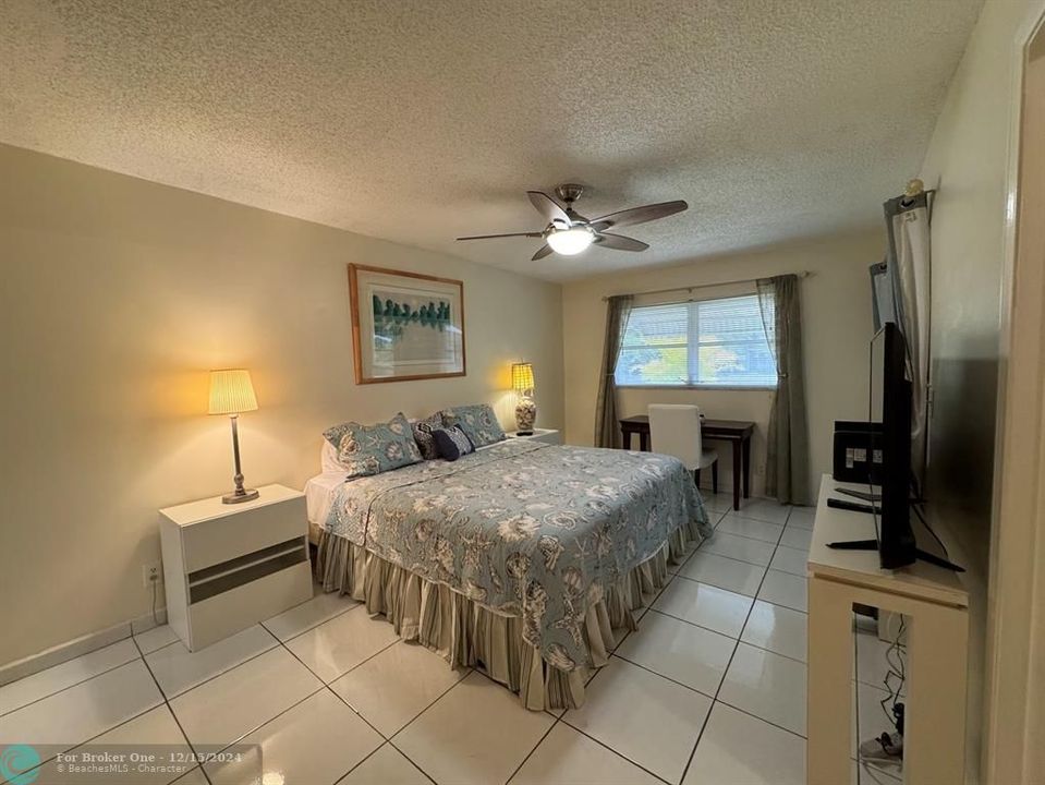 For Sale: $200,000 (1 beds, 2 baths, 1046 Square Feet)