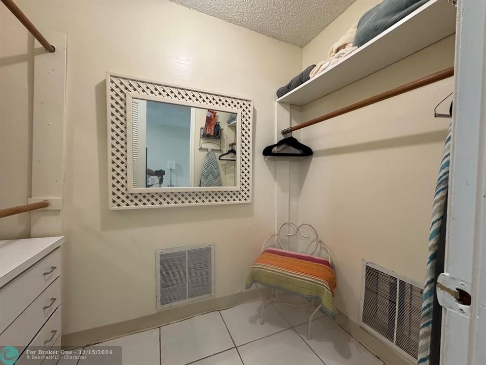 For Sale: $200,000 (1 beds, 2 baths, 1046 Square Feet)