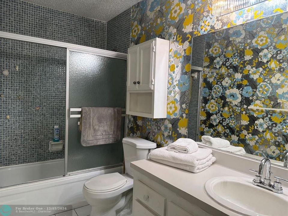 For Sale: $200,000 (1 beds, 2 baths, 1046 Square Feet)