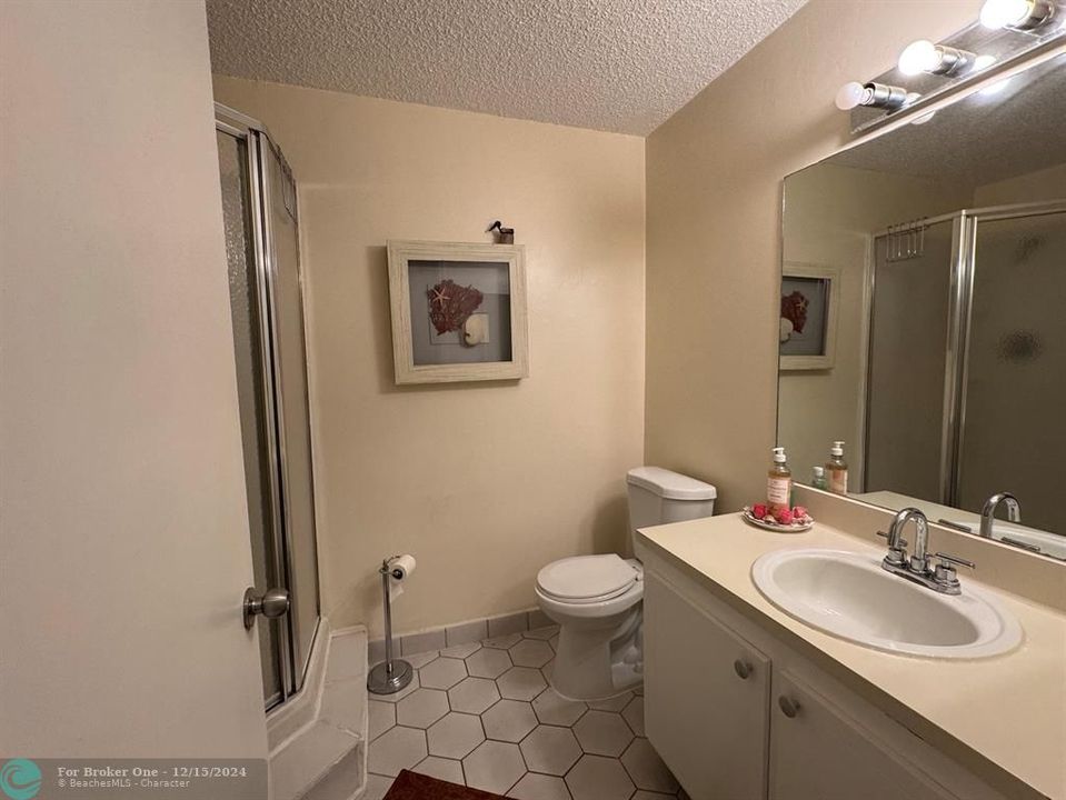 For Sale: $200,000 (1 beds, 2 baths, 1046 Square Feet)