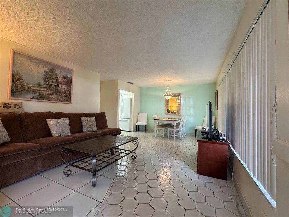 For Sale: $200,000 (1 beds, 2 baths, 1046 Square Feet)