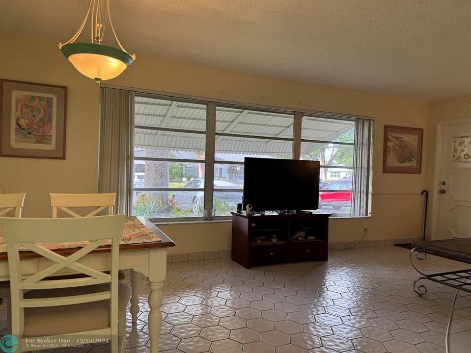 For Sale: $200,000 (1 beds, 2 baths, 1046 Square Feet)