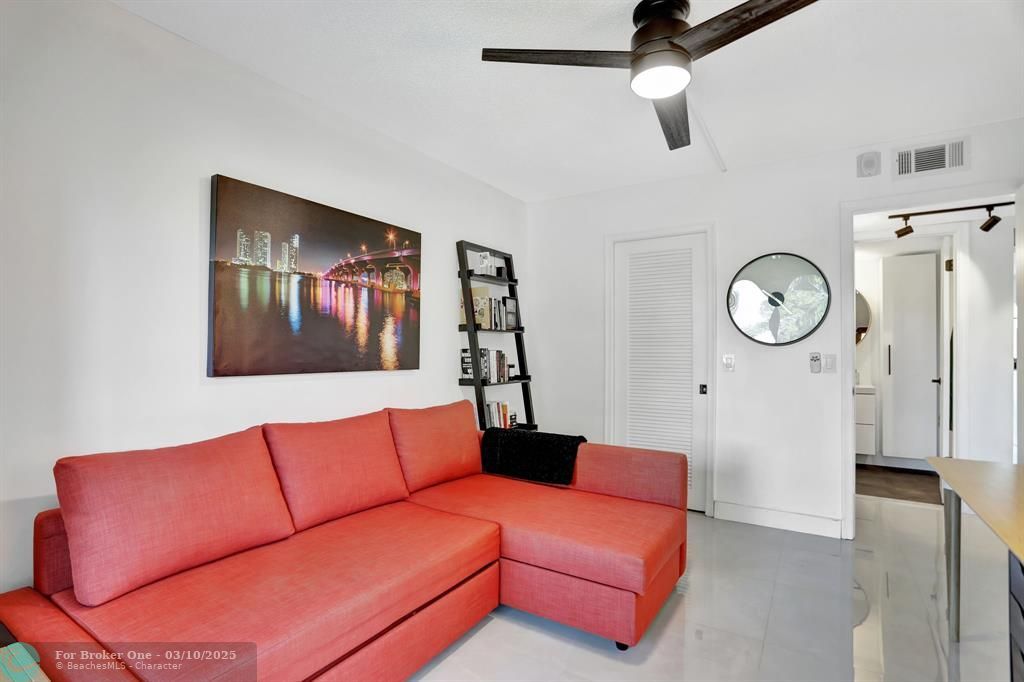 For Sale: $285,000 (2 beds, 2 baths, 1000 Square Feet)