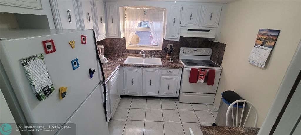 For Sale: $165,000 (2 beds, 2 baths, 895 Square Feet)